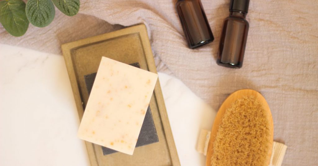 Wellness-Stillleben mit Naturseife und Ölen